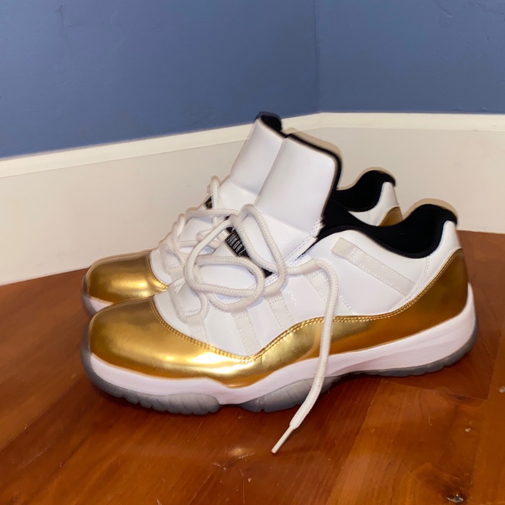 Lightly Used - Jordan Retro 11 Low